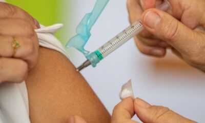 covid-19:-vacina-bivalente-esta-disponivel-para-publicos-prioritarios