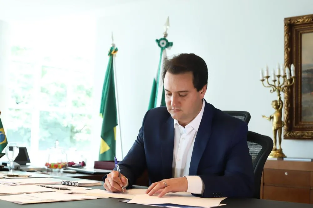 Governador sanciona lei que reestrutura carreiras e fortalece atuação da Adapar