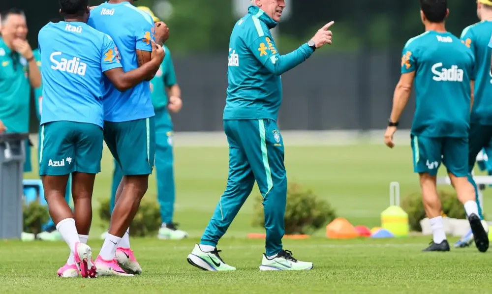 Prestes a estrear na Copa, Ancelotti não dá pistas sobre escalação