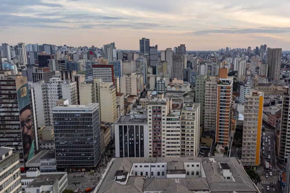 Frente fria avança pelo PR: Noroeste registra altos volumes de chuva e terá instabilidade no fim de semana