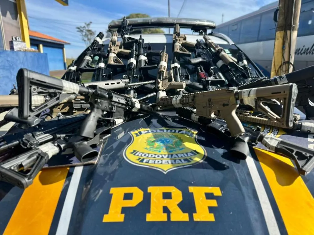 VÍDEO: Maior da história: PRF apreende 26 fuzis no Paraná