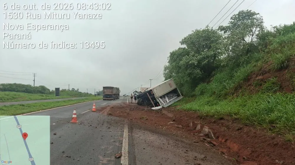 Carreta tomba na BR-376 em Nova Esperança e pista deve passar por interdição para remoção nesta tarde