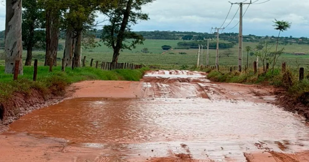 Fortes chuvas afetam 35 estradas rurais em Paranavaí e Prefeitura intensifica força-tarefa preventiva