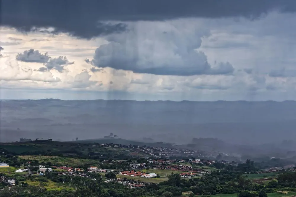 Chuva volumosa faz 16 cidades paranaenses atingirem a média do mês em 12 dias