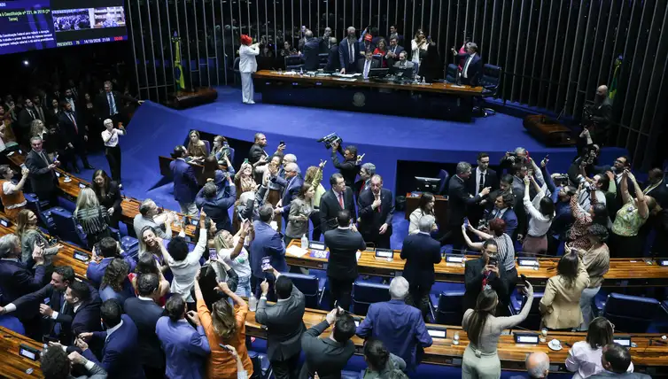 Senado aprova fim da escala 6x1 e redução da jornada de trabalho