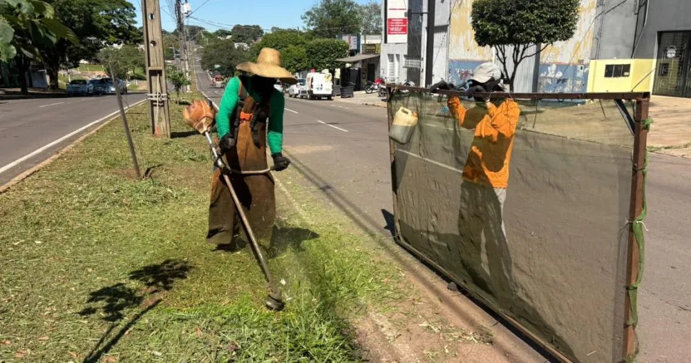 Equipes da Secretaria de Meio Ambiente seguem com serviços de roçada em avenidas de Paranavaí