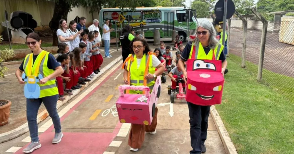 Alunos de Paraíso do Norte participam de atividade de educação no trânsito em Paranavaí; veja fotos