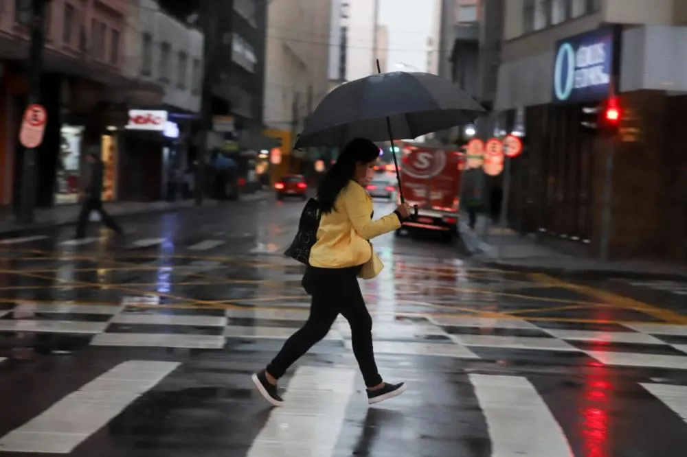 Temperaturas sobem no Interior e chuva fica mais intensa no Paraná no feriado