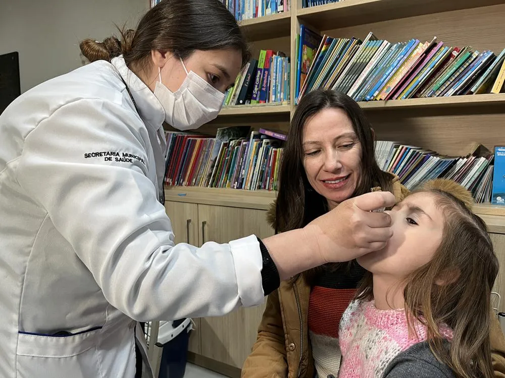 Com mais de 160 mil doses aplicadas, Paraná divulga novo balanço da força-tarefa de vacinação nas escola Foto: SESA-PR