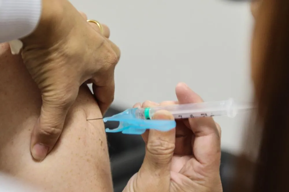 Paraná aplicou 3 milhões de vacinas contra a gripe; cobertura no grupo prioritário é de 48,06% Foto: Geraldo Bubniak/AEN