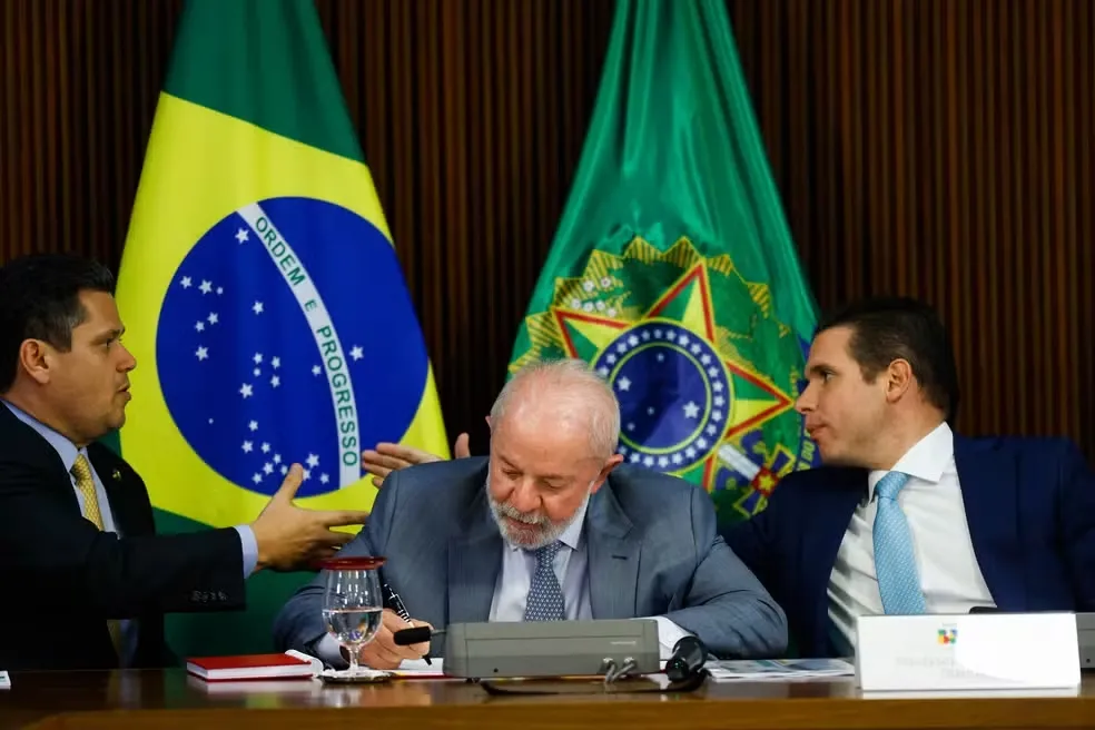 O presidente da República, Luiz Inácio Lula da Silva (PT)(c), entre os presidentes do Senado, Davi Alcolumbre (União Brasi-AP)(e), e da Câmara dos Deputados, Hugo Motta (Republicanos- PB) — Foto: Wilton Junior/Estadão Conteúdo