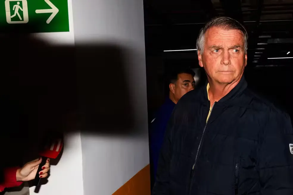 Foto de 18 de julho de 2025 - O ex-presidente da República, Jair Bolsonaro, deixa a sede do Partido Liberal (PL), em Brasília, para ir para casa devido às medidas restritivas impostas pelo Supremo Tribunal Federal (STF) — Foto: WILTON JUNIOR/ESTADÃO CONTE