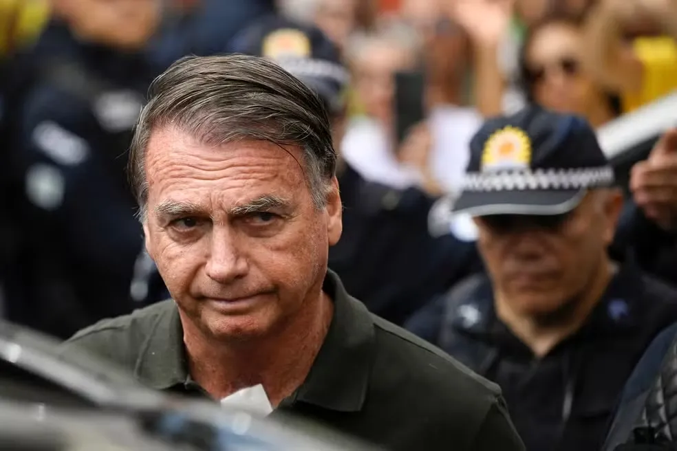 Foto de arquivo: Bolsonaro deixa hospital após cirurgia na pele em 14 de setembro de 2025 — Foto: Reuters/Mateus Bonomi