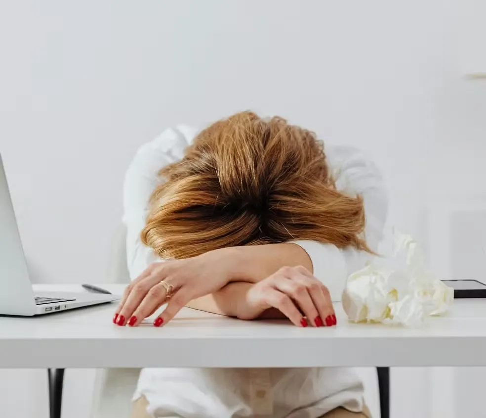 Excesso de estímulos, trabalho e tarefas também pode fazer parecer que o tempo não é o suficiente — Foto: Pexels