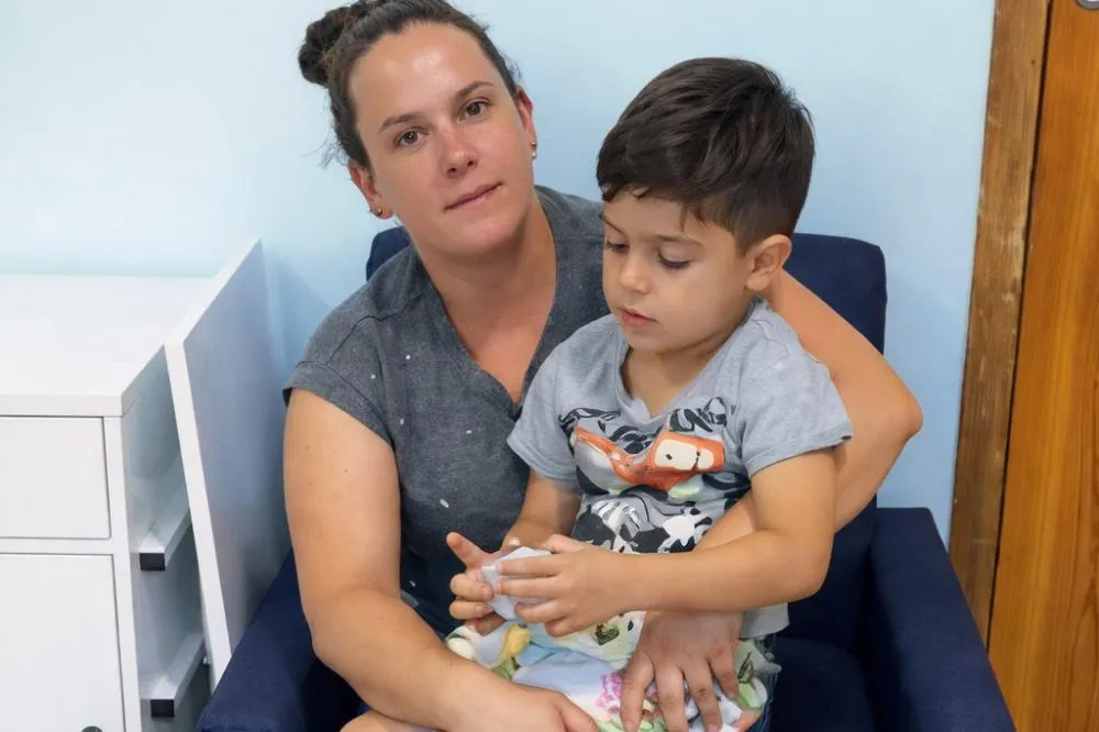 Regionalização da saúde encurta distâncias e muda realidade de pacientes no interior do Paraná. Renata da Silva Ortiz, de Paranavaí, ficou muito mais tranquila quando soube que a cirurgia de amígdala do filho Isaac seria na sua cidade. Foto: SESA