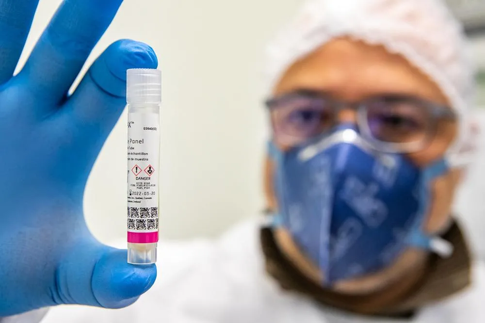 De janeiro a junho de 2024 o Laboratório Central do Estado (Lacen) analisou 13.298 amostras para vírus respiratórios, o que revelou positividade média de 50%. Em cada uma delas foram pesquisados sete diferentes vírus, gerando 93.086 pesquisas Foto: Robert