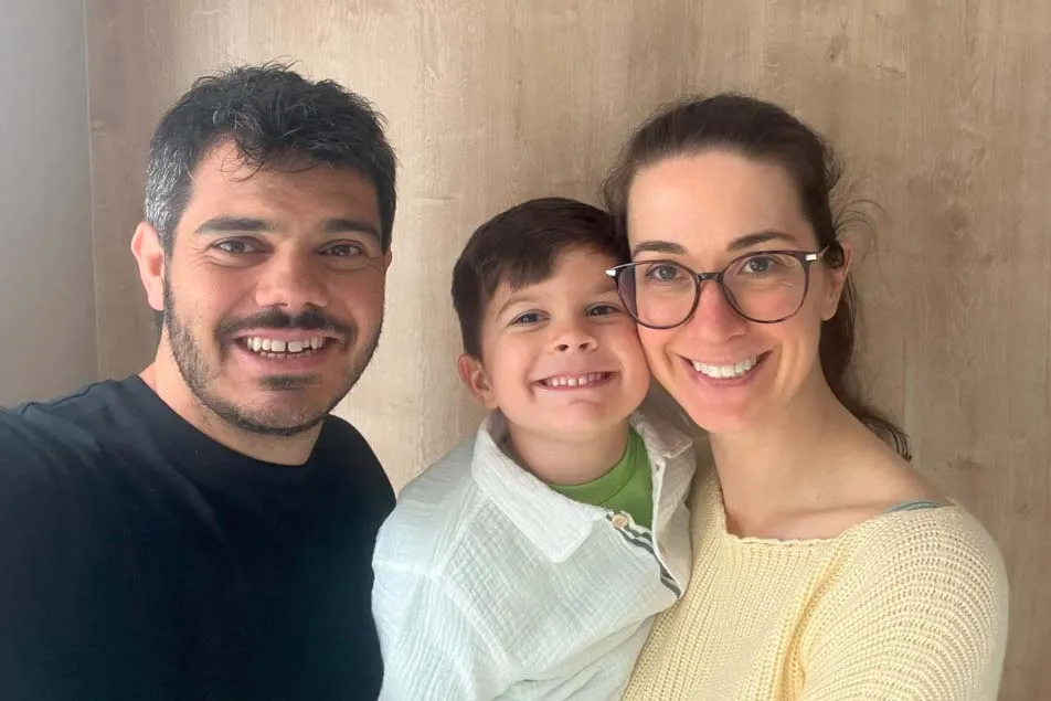 Paraná já aplica medicamento inovador para crianças de zero a 6 anos com hemofilia A. Na foto, o menino Luca com os pais Adam e Graziella. Foto: Arquivo pessoal da família
