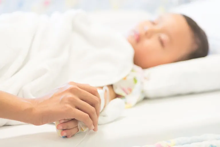 O vírus é responsável por infecções no trato respiratório, com destaque para a bronquiolite, que atinge crianças e recém-nascidos - Foto: Freepok